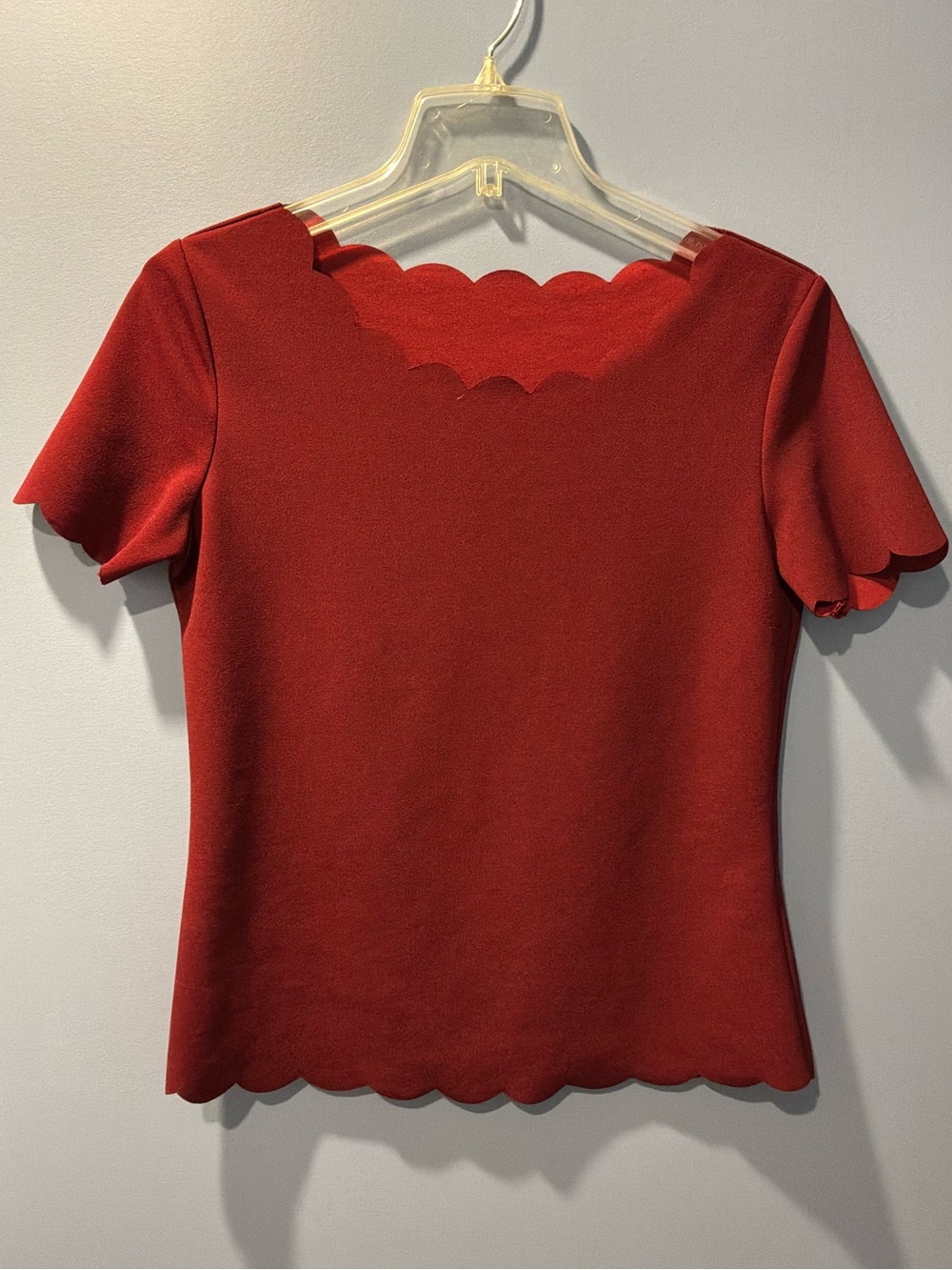 Women’s Red Scallop Edge Short Sleeve Top (no tags)